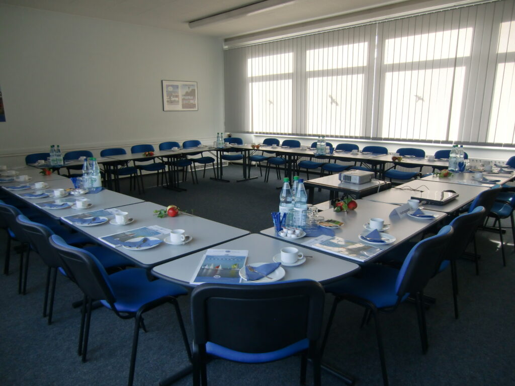 Sie suchen den individuellen Rahmen zur Durchführung von Workshops, Lesungen, Vorträgen oder Ausstellungen mit maritimem Charakter? In der ehemaligen Seefahrtsschule, direkt am Elbdeich, finden Sie professionelle Unterstützung und moderne Räumlichkeiten mit Flair, die dem Thema angepasst sind.