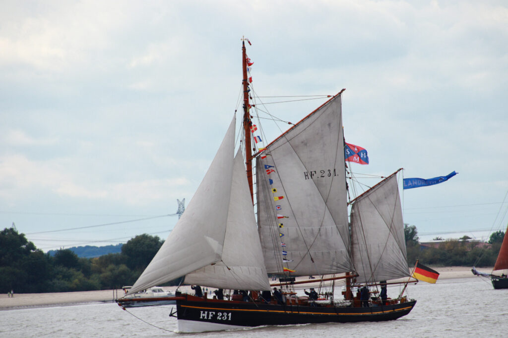 Hafengeburtstag Hamburg, Traditionsfahrten, Schiffsparaden, Hafenmeile, Open Ship, Attraktionen auf dem Wasser und an Land,