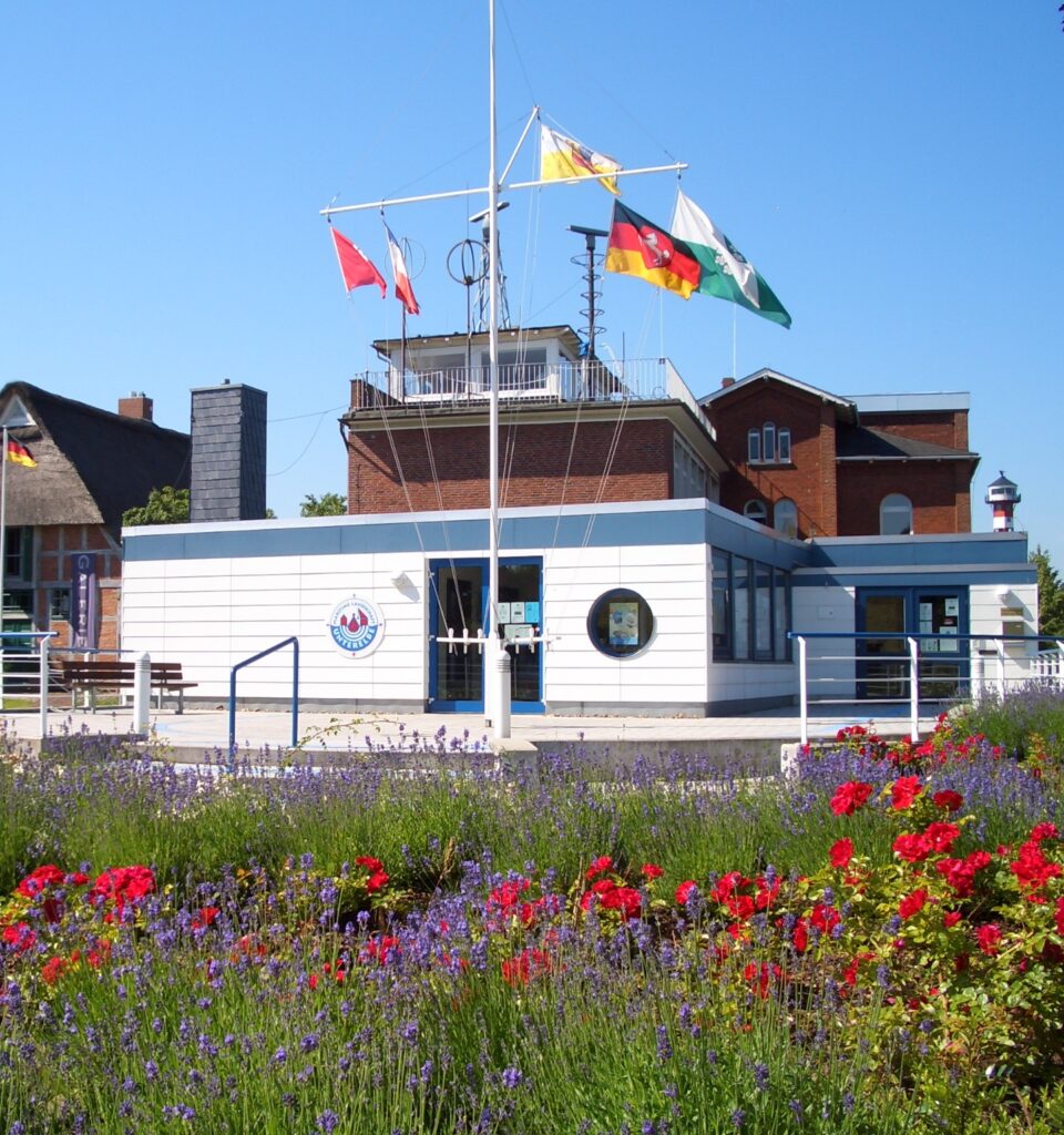 In der Alten Seefahrtsschule Grünendeich finden Sie neben einer Ausstellungsfläche ein Planetarium und eine Kapitänsbrücke.