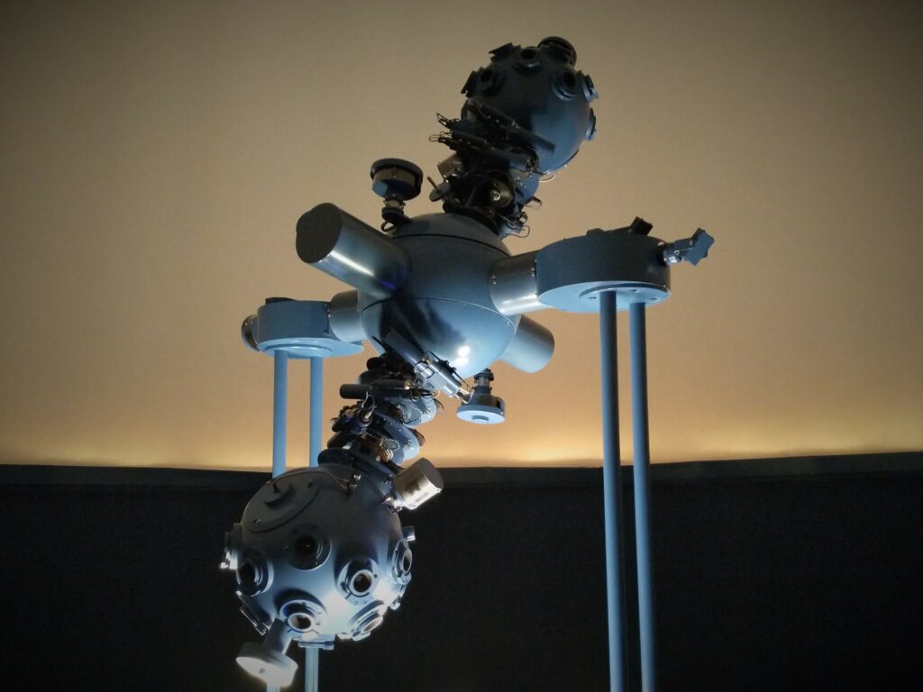 Planen Sie Ihren besonderen Besuch im Planetarium in Grünendeich. Die Alte Seefahrtsschule und unsere Dozenten Dr. Georg Hetzendorf und Jörg Pollmann freuen sich auf Ihren Besuch.