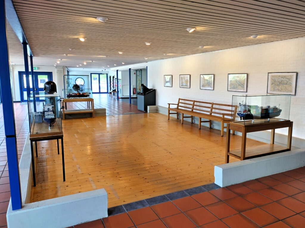 Auf unserer großzügigen Ausstellungsfläche im Foyer des Hauses präsentieren wir Ihnen ehemalige Lehrmittel, historische und moderne Seekarten sowie nautische (Navigations)Instrumente.
